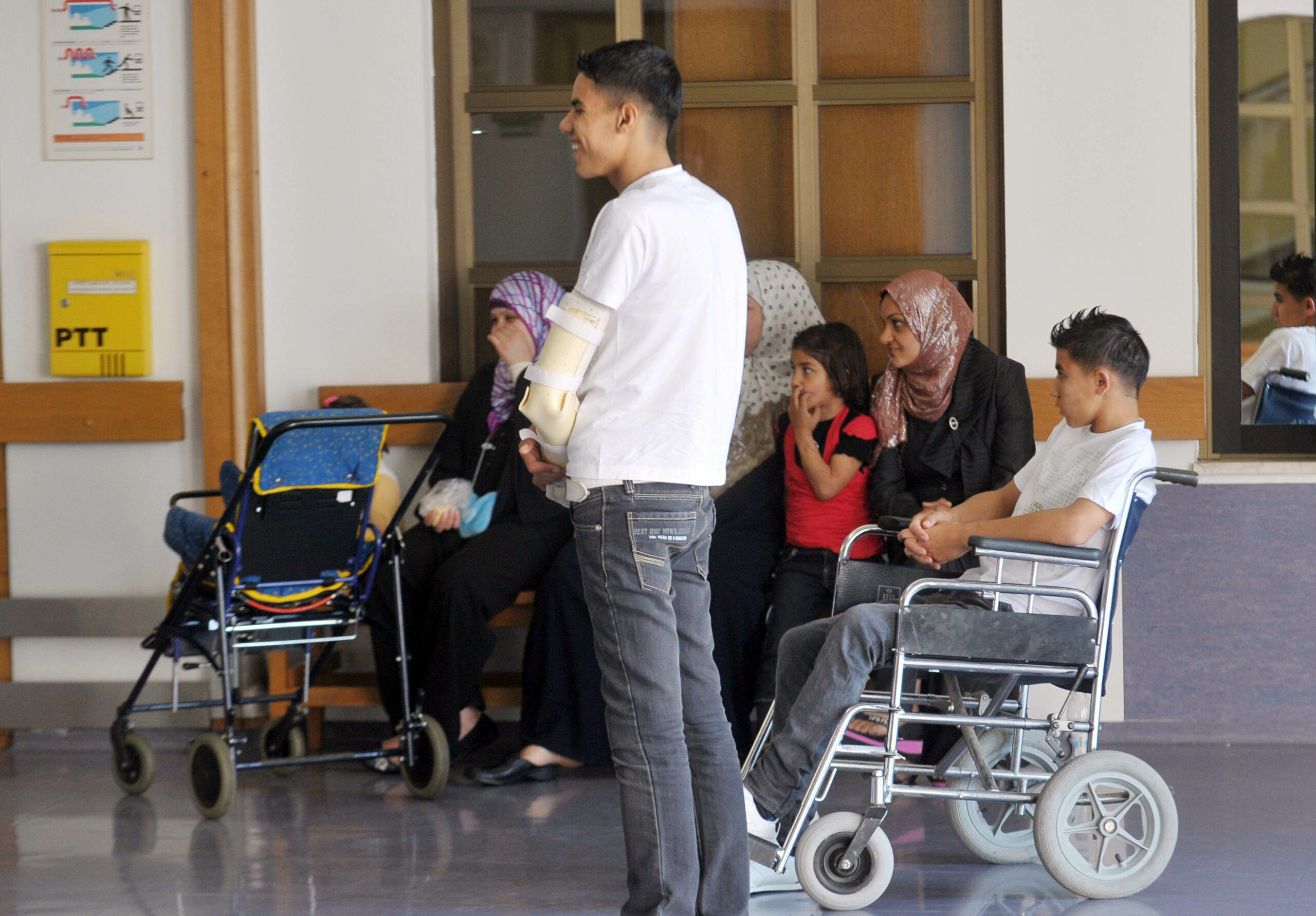 Države EU evakuirajo z evropskim denarjem, Golobova vlada pa z davkoplačevalskim