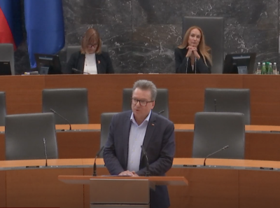 Vladna koalicija razkrinkana: Vinjete najprej podražili, nato pred volitvami ljudem vrgli bombončke