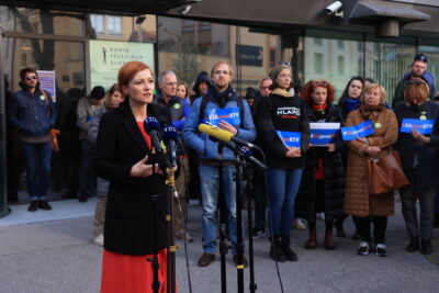 Nov udarec za davkoplačevalce: odslej fiksno financiranje RTV tudi iz državnega proračuna