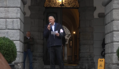 Protest pred magistratom: “Vsak mesec, ki ga pridobimo in rešimo čisto pitno vodo, je dragocen”