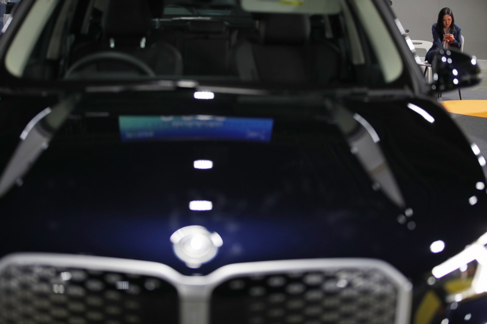 EU prepoved motorjev na notranje izgorevanje 2035: izjema za sintetična goriva, ki rešuje le bogate