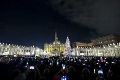 Na Trgu svetega Petra odkrili vatikansko božično drevo in jaslice