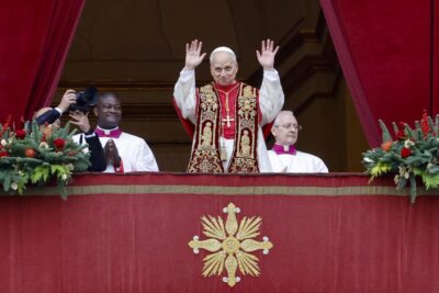 Leon XIV. prvič kot papež podelil blagoslov “urbi et orbi”