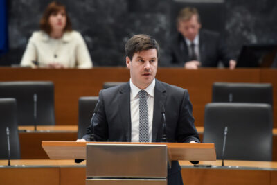 V prisluhe povezane z Jankovićevo sistemsko korupcijo se je ujel tudi nekdanji visoki politik SMC