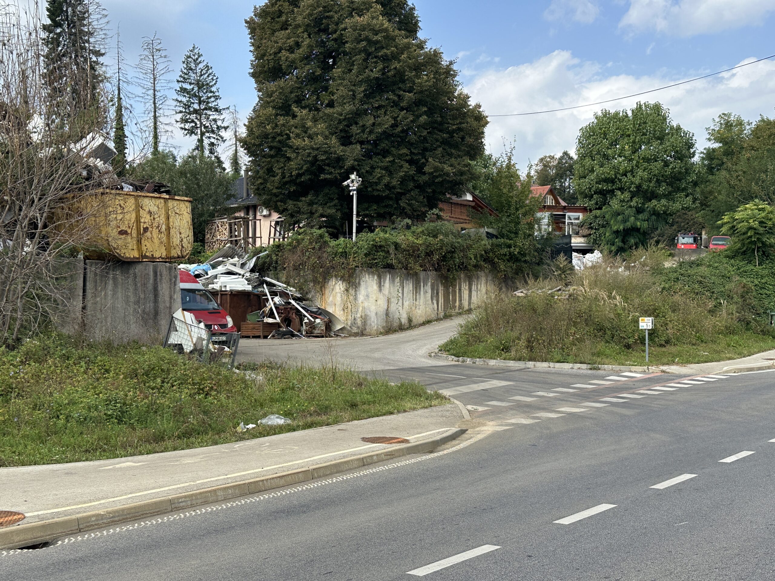 Komunalni delavec naletel na šokanten prizor v romskem naselju Brezje