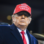Ameriški predsednik Donald Trump s kapo MAGA