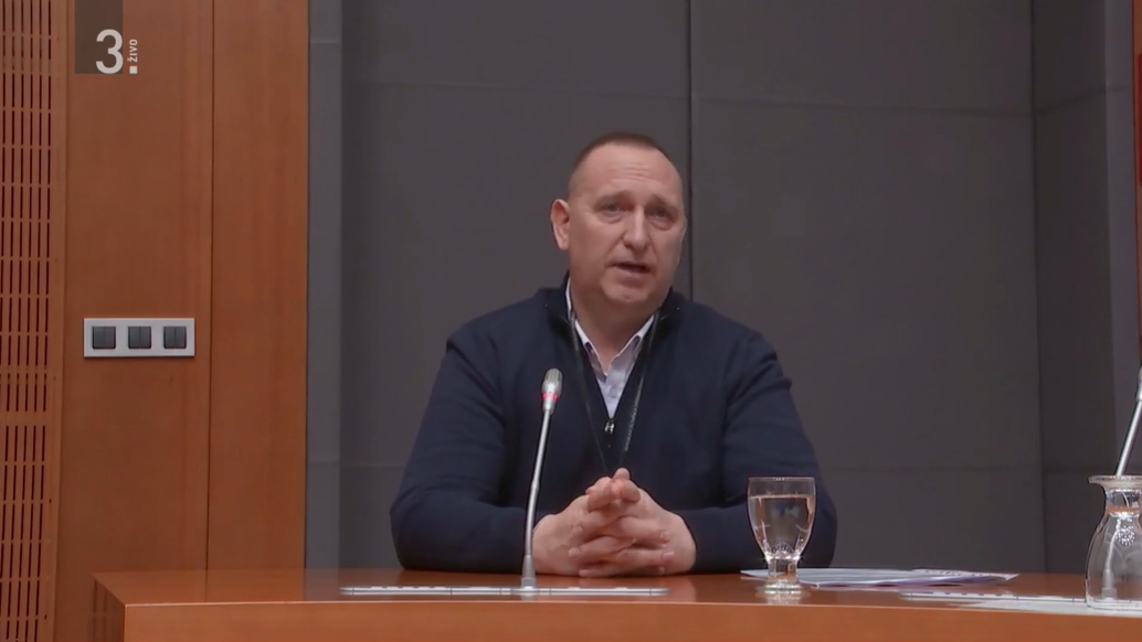 Varnostnik pred preiskovalno komisijo DZ: “Policija je na nas pritiskala, naj odnehamo z varovanjem kmetov ob C0“