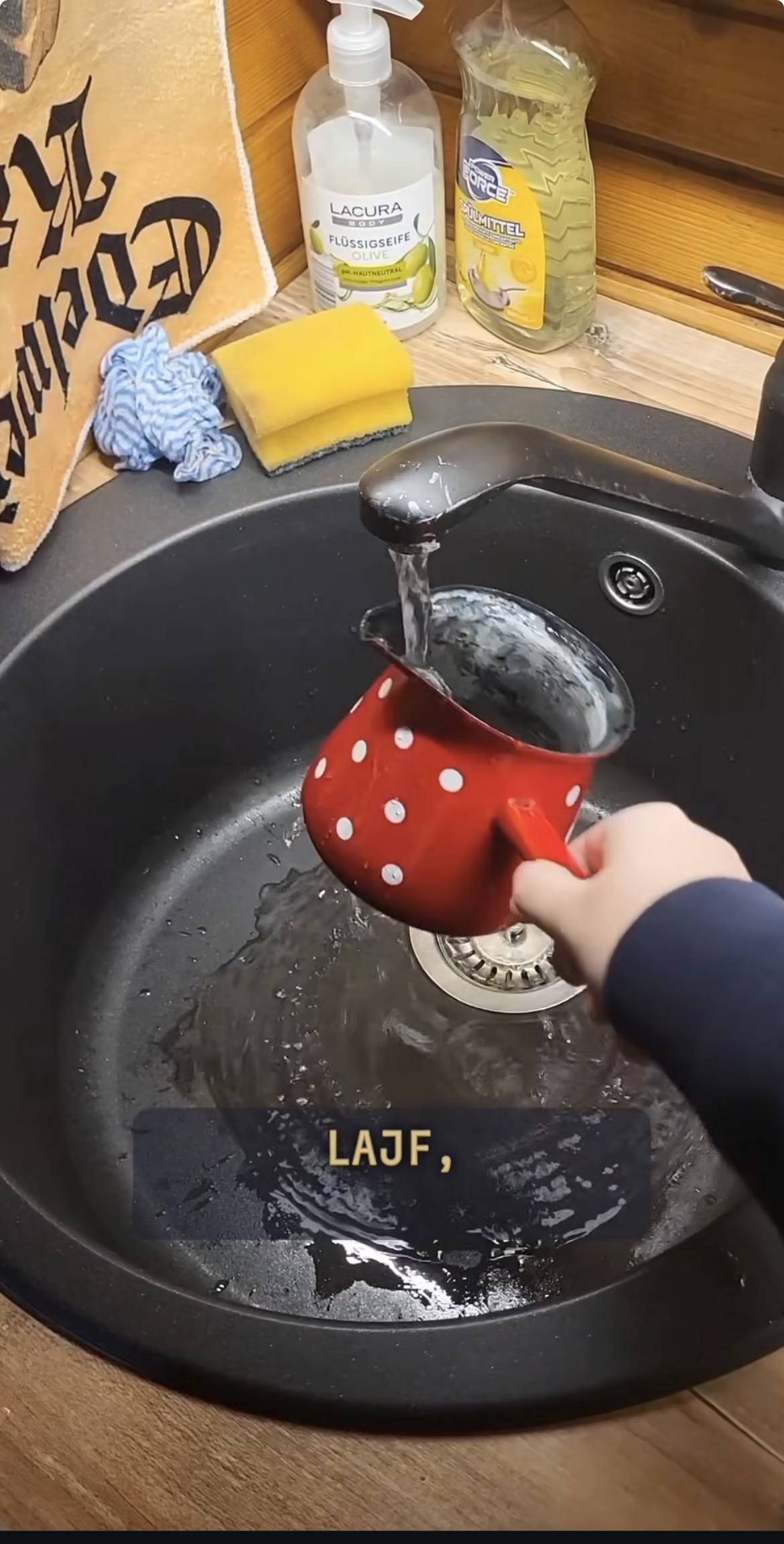 [Video] Ste videli, v kakšni posodi si aktivistka Svobode skuha kavo?