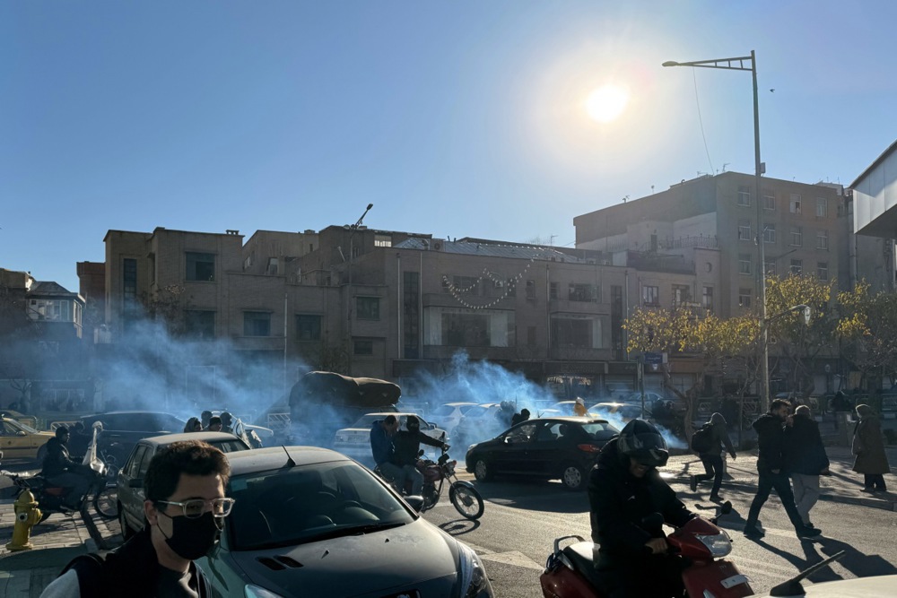 Iran znova v primežu množičnih protestov