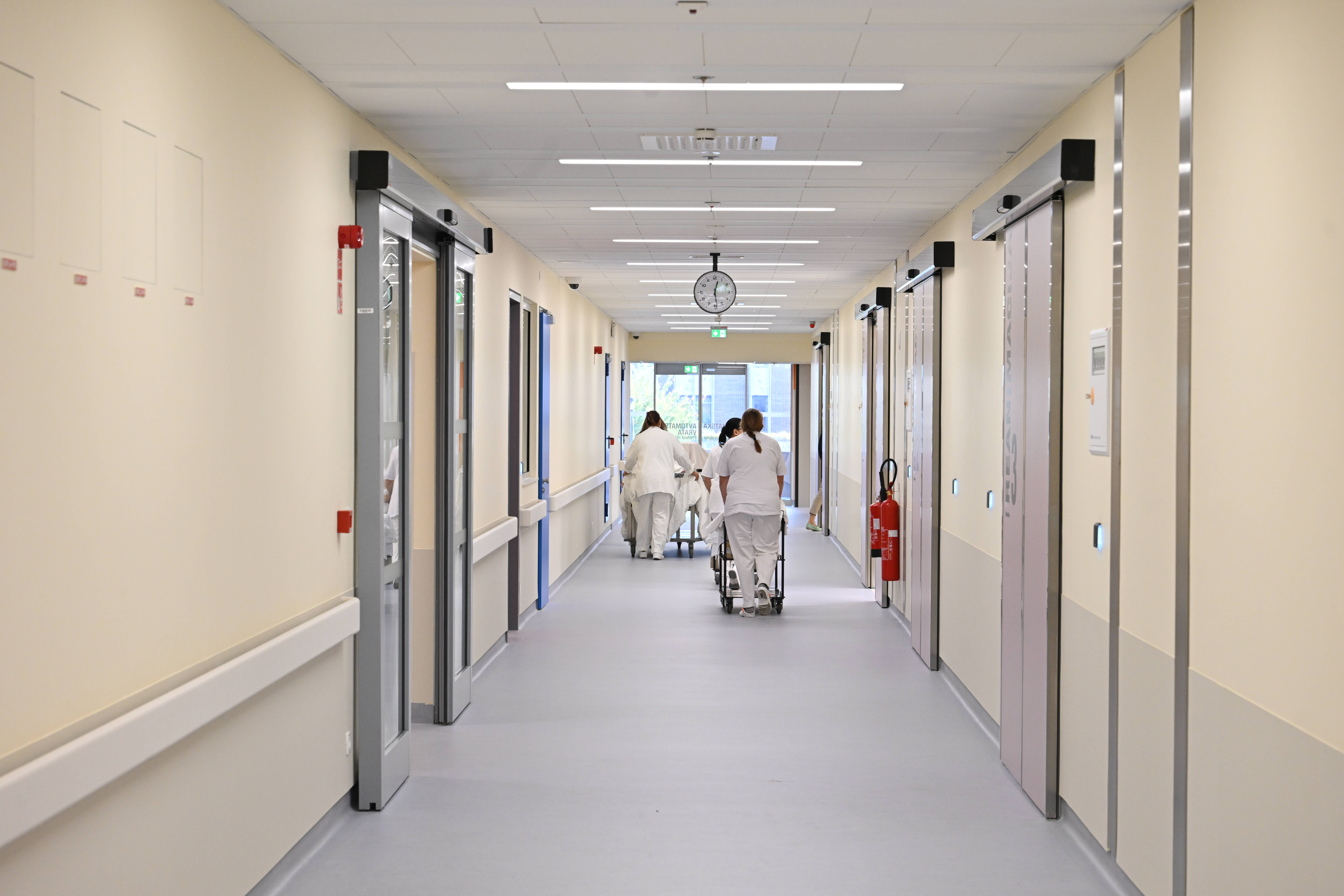 Novi očitki: Je prvi par preskakoval čakalne vrste v zdravstvu?