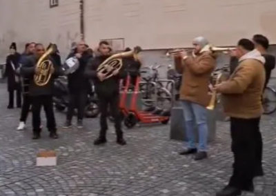 V Ljubljano prihajajo harmonikarji, da naredijo prestolnico spet slovensko