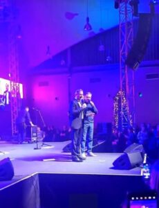 [Video] Brez sramu: Janković in Golob sta se na zabavi ljubljanskega holdinga ob stoječih ovacijah hvalila z božičnico