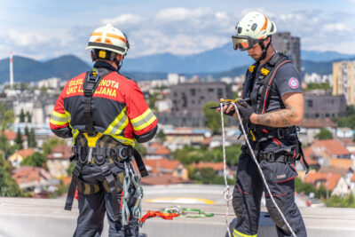 Gasilska enota UKC Ljubljana: dobrodelni koledar v podporo otrokom