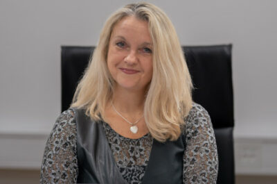 Roka roko umije: hčerka načelnice UE do službe, župan pa do C0