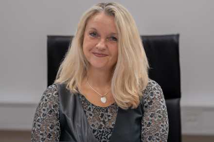 Preiskovalna komisija o kanalu C0: Odvetnik Golob svaril, premier Golob se ni pojavil