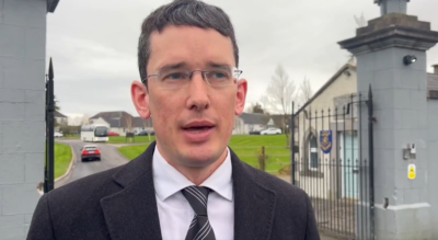 Učitelj, ki ni želel učenca naslavljati z ženskimi zaimki, bo Božič preživel za zapahi