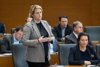 Zakaj 27-odstotno povečanje čakalnih vrst za operacije in zakaj najbolj bolni nimajo dostopa do dolgotrajne oskrbe?