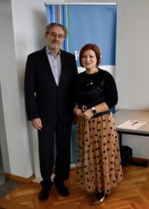 “Kradejo” poslance in si podrejajo sindikate