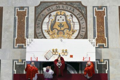 Kaj se bo dogajalo na prvem izrednem konzistoriju kardinalov?