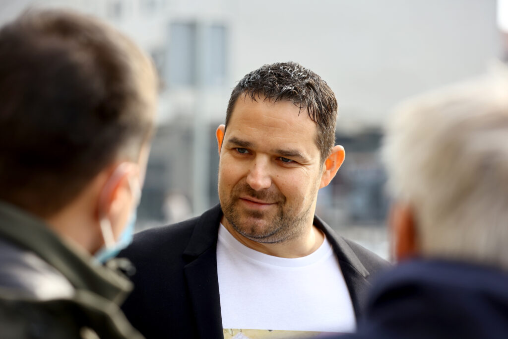 Zadeva Snežič: FURS se skriva za »internimi postopki« – bodo očitane politične zlorabe pometli pod preprogo?