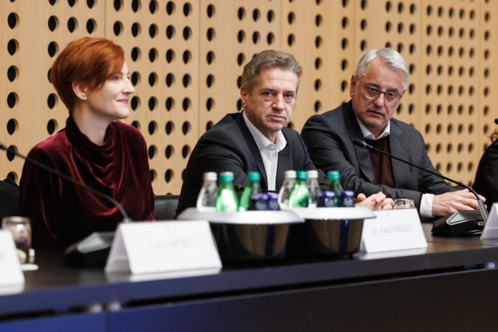 Drastičen upad slovenskega izvoza, prihajajo računi za nedelo in nesposobnost Golobove vlade