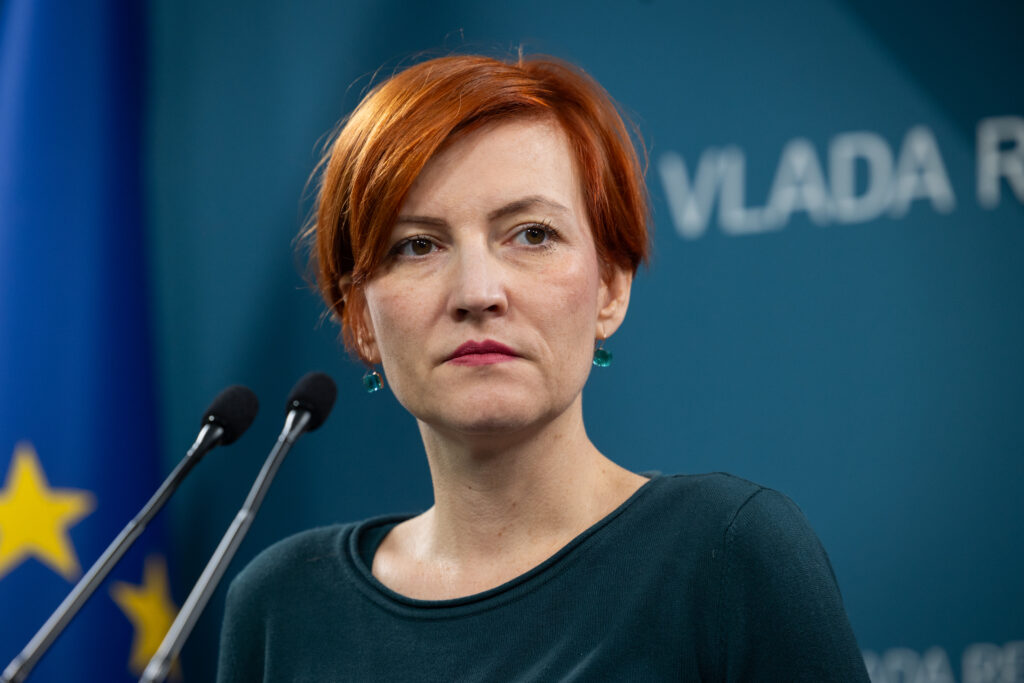 Asta Vrečko jezna zaradi zastojev, ki jih je povzročila politika njene stranke