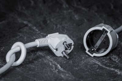 Levičarski skrajneži ohromili del Berlina: 45.000 gospodinjstev se je znašlo v temi in mrazu