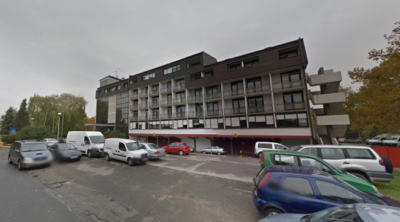 Rusinja pred azilnim centrom s 30 centimetrskim dildom napadla varnostnika