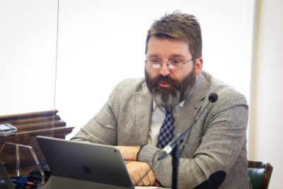 Sporno predvolilno vladno kadrovanje