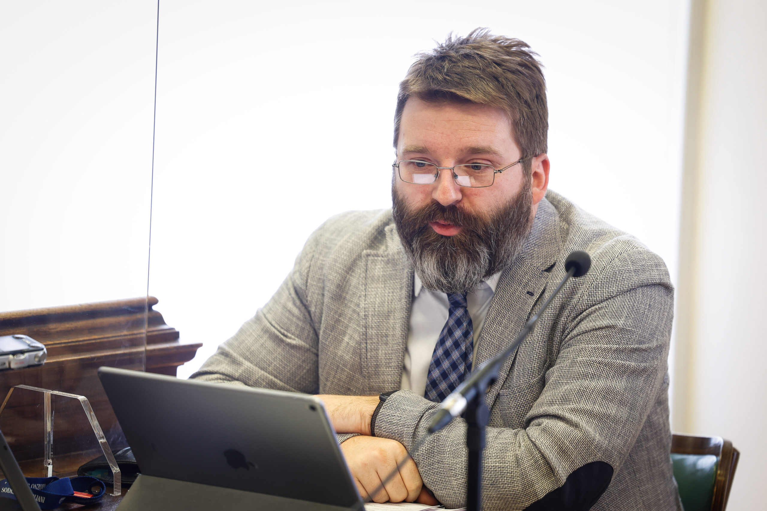 Razgaljen mehanizem usklajenega delovanja NVO-jev, politike in medijev