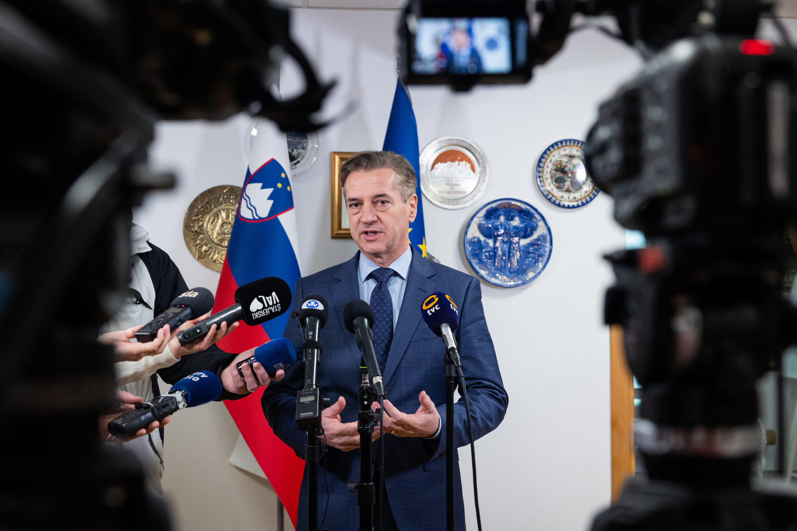 RTVS kot Golobov piar: Namesto novinarskega zaslišanja mehka promocija vladnih politik