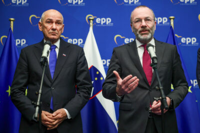 Zaskrbljujoči trendi v Sloveniji: Največja evropska politična skupina namenila odločno podporo SDS in NSi