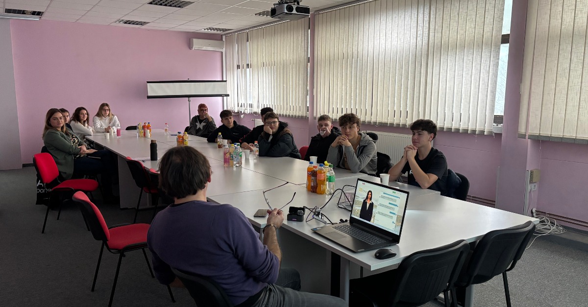 Hrvaške srednje šole uvajajo v kurikulum “Umetna inteligenca: od koncepta do uporabe”