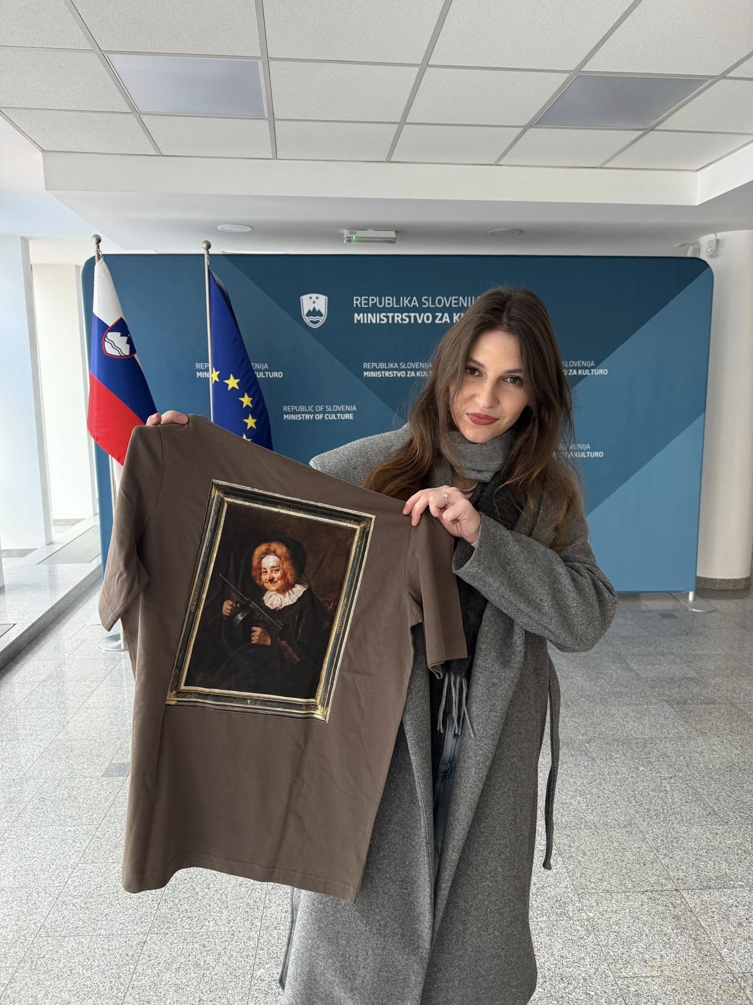 Zala Klopčič z društvom Nova smer pozvala ministrico Vrečko naj obsodi afero Fotopub