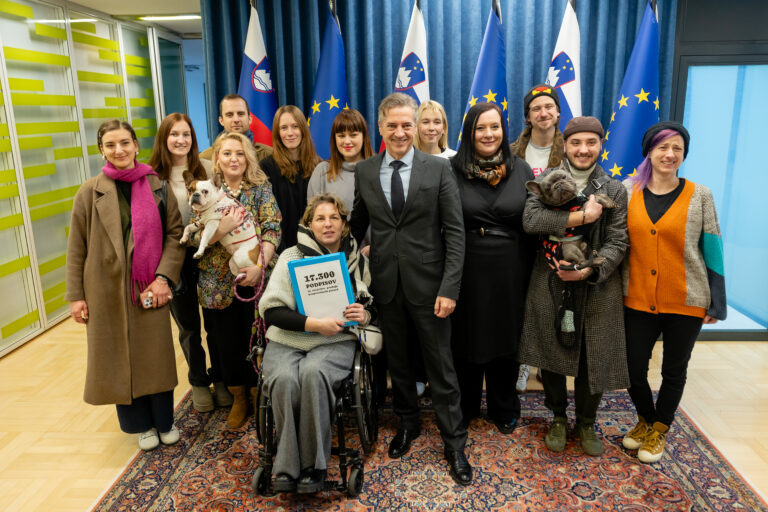 Vladni satelit je v Odlazkovih medijih postal ženska