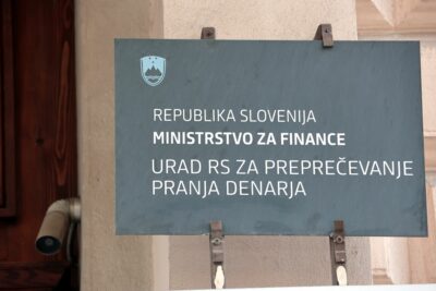 Nov “uspeh” Golobove vlade; Se bo Slovenija kmalu znašla na neugledni “sivi listi” držav?