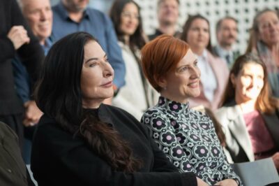 Škandal za Asto Vrečko in ostalo kulturno-politično sceno – njihova ikona v Epsteinovih dokumentih