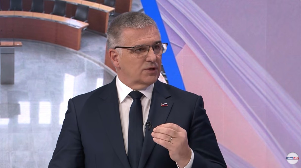 Soočenje za volitve: Stanje spominja na ansambel na Titaniku, z vodo do kolen