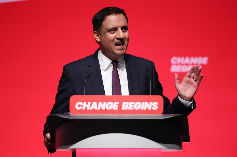 Starmerjev stolček močno zamajala afera Epstein