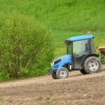 Kmetijstvo zemlja njiva priprava na setev traktor