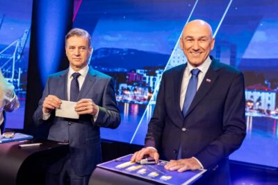 Odmev se sliši in vidi: Kakovostna razlika med sikajočim Golobom in umirjenim Janšo