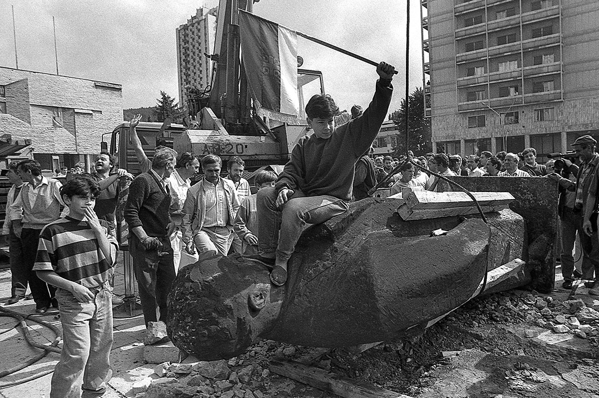 [Video] Kako so v Užicah že leta 1991 odstranili Titov spomenik