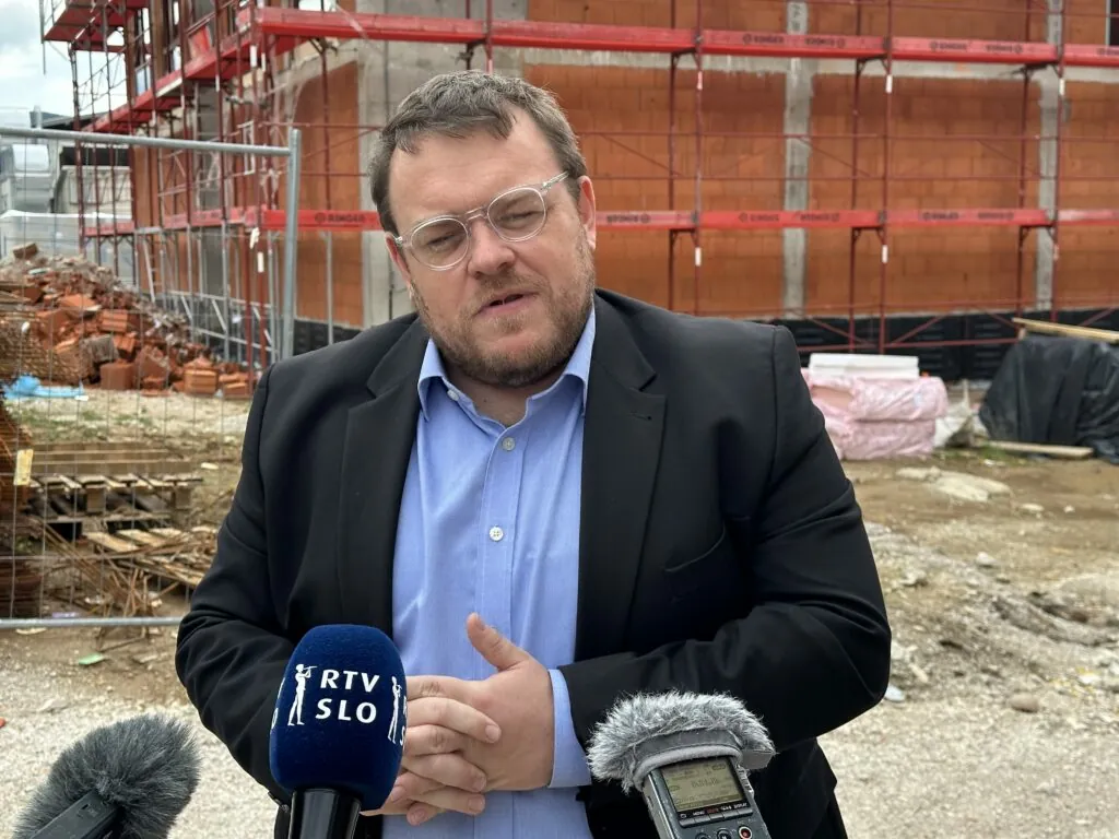 Ministrstvo za solidarno prihodnost zaposluje tik pred ukinitvijo