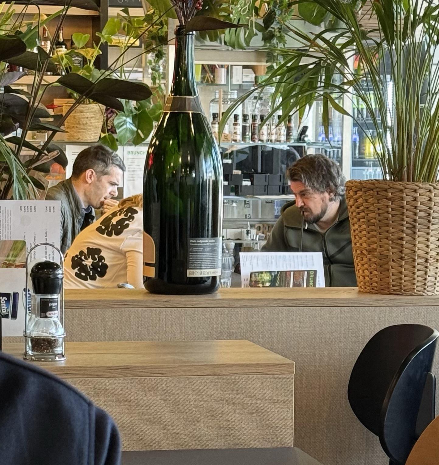 [Ekskluzivno] Necenzurirana trojica ujeta na “kriznem” sestanku?