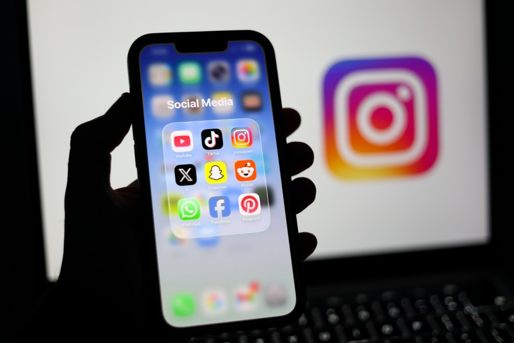 Škandal: Vplivnemu kritiku oblasti izbrisali njegovo “glavno orožje”