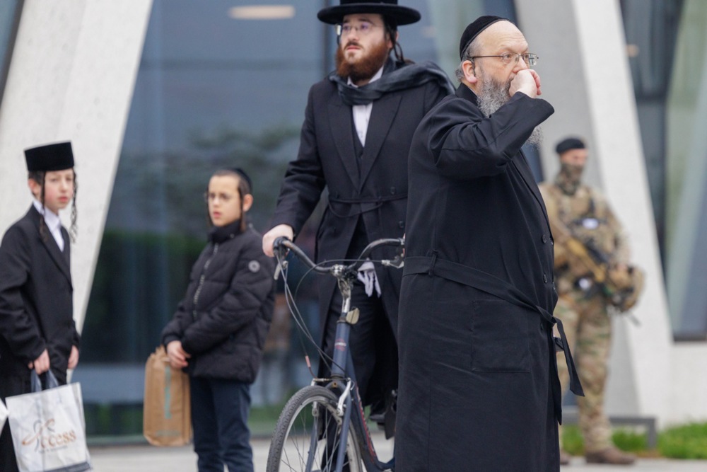 Vojska na ulicah! Varovati mora judovska območja pred antisemitskimi grožnjami