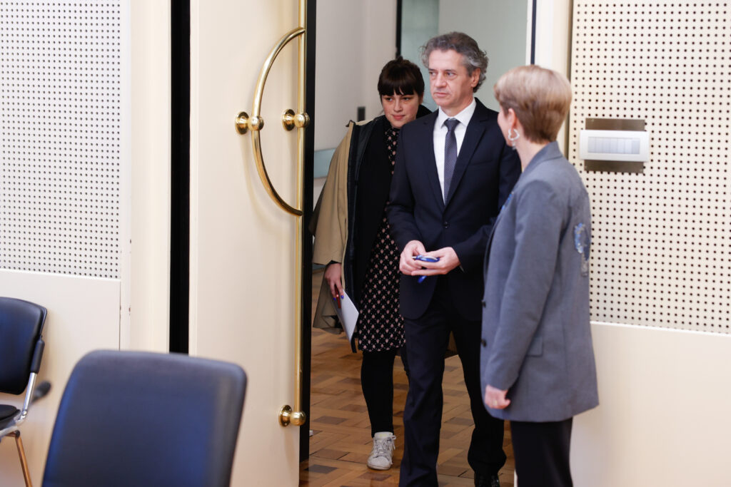 [Dokument] Vohunska bajka Sove, vlade, (ne)vladnikov in medijev sesuta v prah