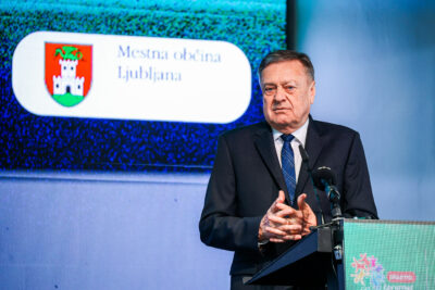 Ponižujoč odnos Jankovića in Goloba ob vprašanjih novinarke: “Premlada si”