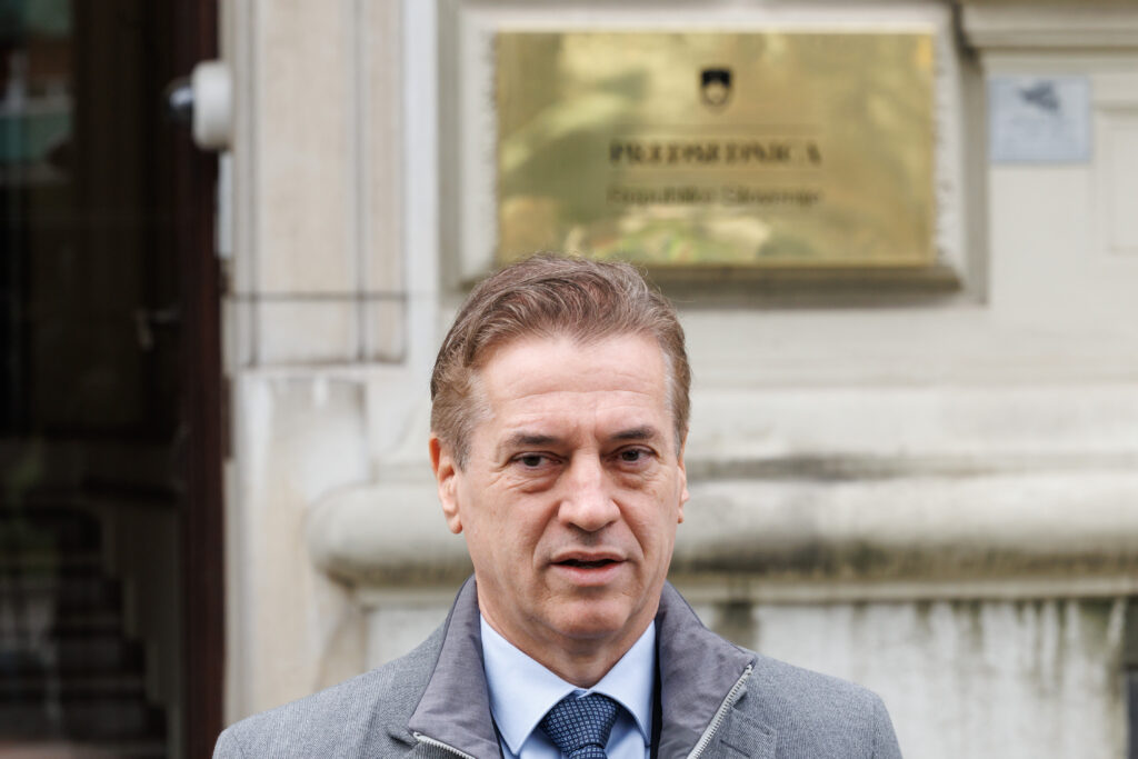 Zakaj Golob kar naenkrat napoveduje “hudo krizo”?