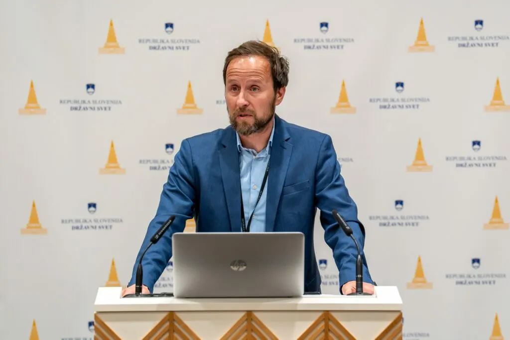 Dr. Gregor Kovačič pred javnostjo obljublja razvoj, pred novinarji pa skriva resnico o propadlih projektih kanalizacije, zaradi katerih Sloveniji, posredno tudi Občini Ilirska Bistrica grozijo evropske kazni!